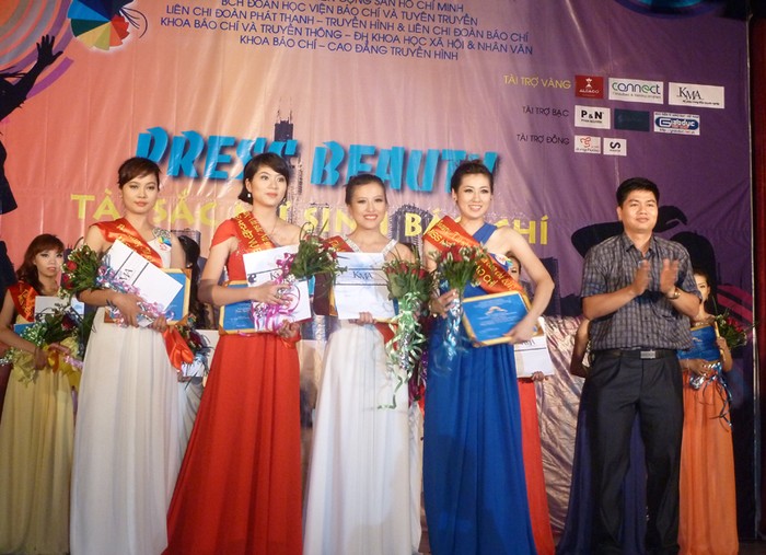 Nhà báo Nguyễn Quốc Long, Trưởng ban Truyền thông, Báo Giáo dục Việt Nam đại diện trao giải cho nhóm thí sinh có tác phẩm báo chí truyền hình dự thi tốt nhất Press Beauty 2012